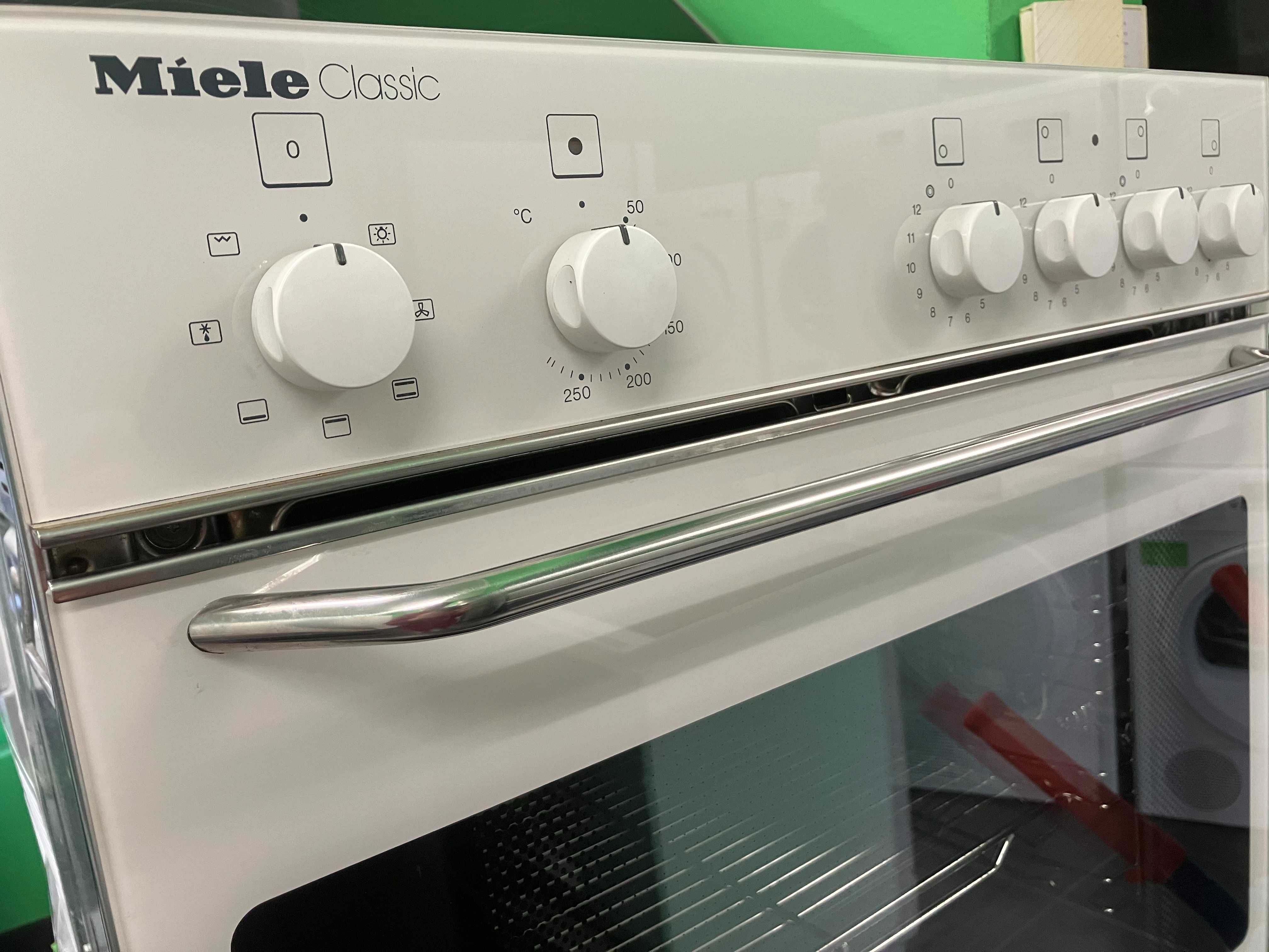 Фурна с плот за вграждане Miele Classic