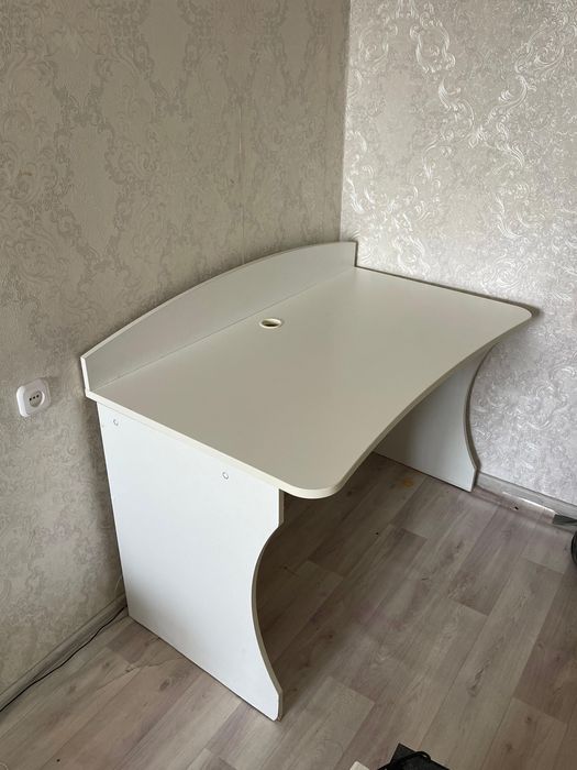 Компьютерный стол ,рабочий стол