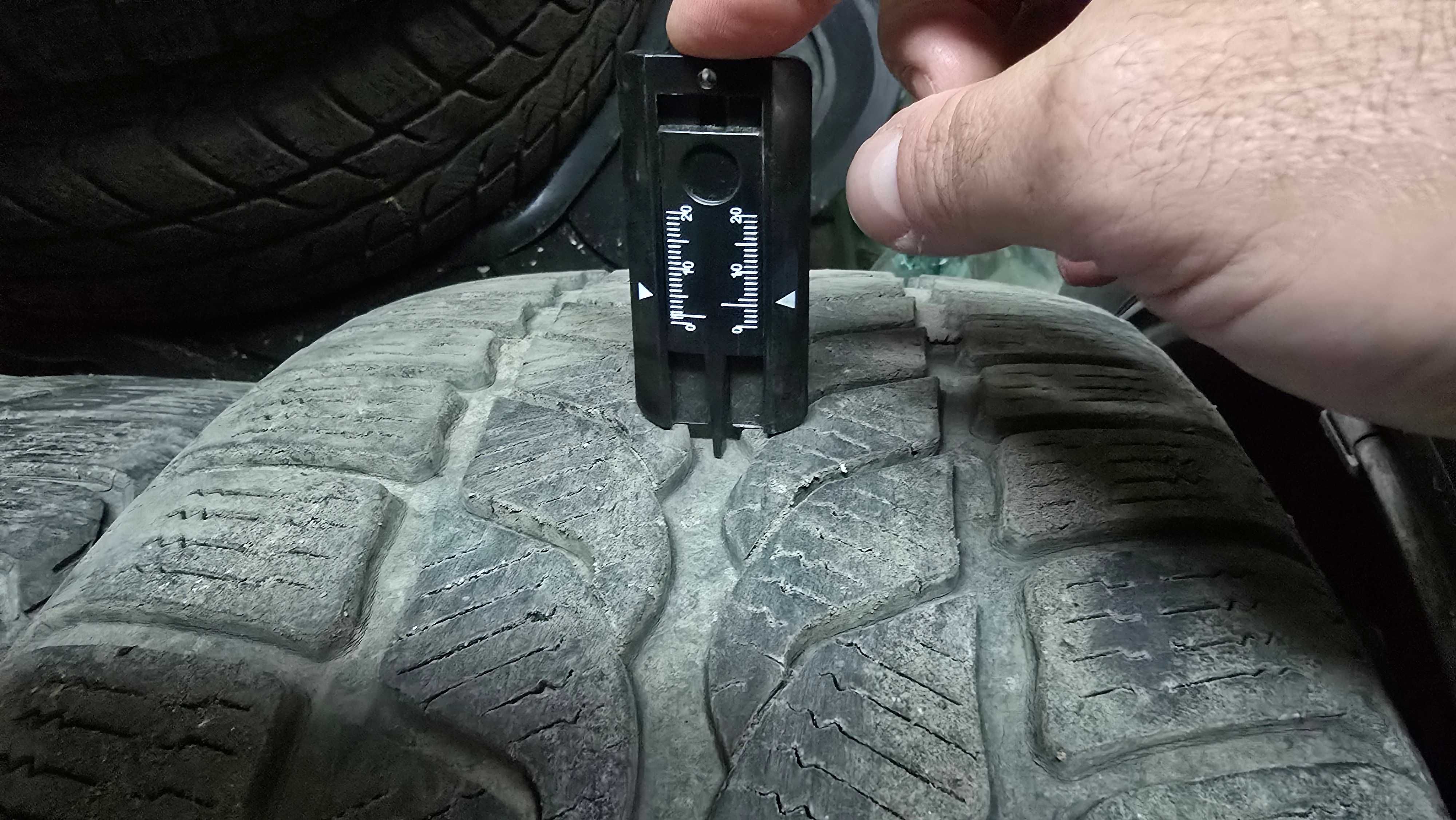 Гуми Uniroyal 235/45/17, с 5-6мм грайфер, 4 еднакви.