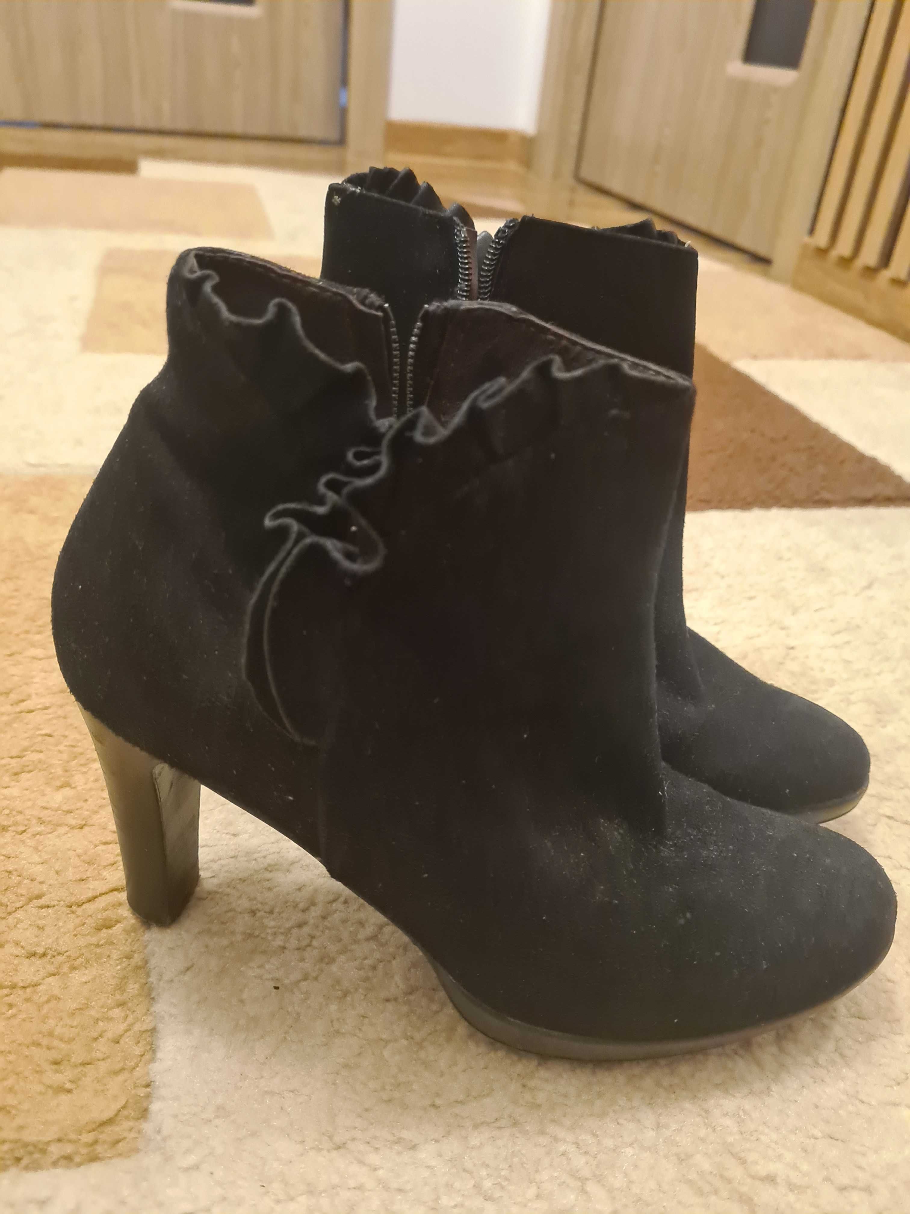 Botine negre, mărimea 37,toc micuț, material catifea