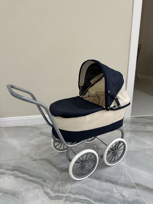 Красивая игрушечная коляска