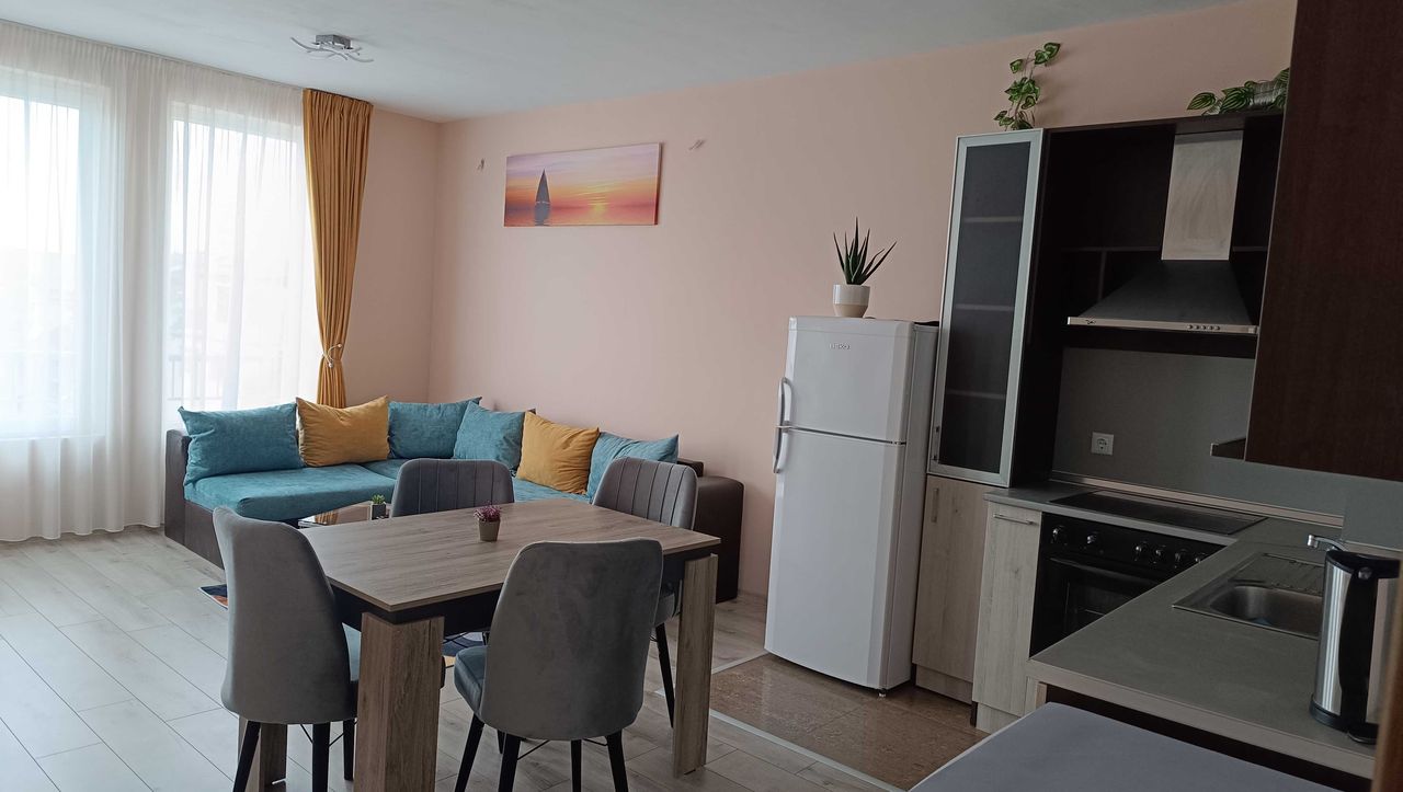 Дава се под наем Тристаен апартамент в Варна, ХЕИ - 125 кв.м за 700 € - Снимка #2