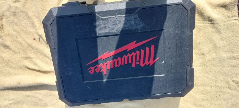 Инструменти Milwaukee и Hitachi, Акумулаторна Раница-Батерия, Куфар