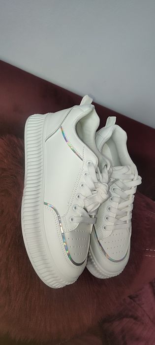 Adidași albi dama, talpa înaltă, model avantajos si comod