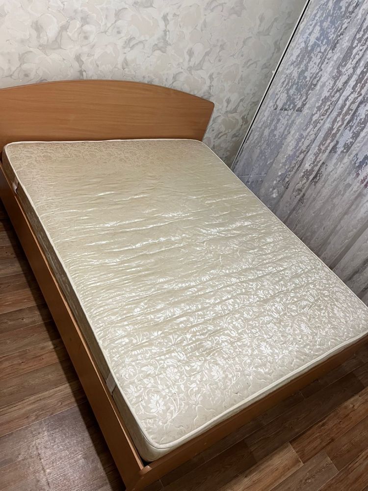 Продам Кровать с матрасом