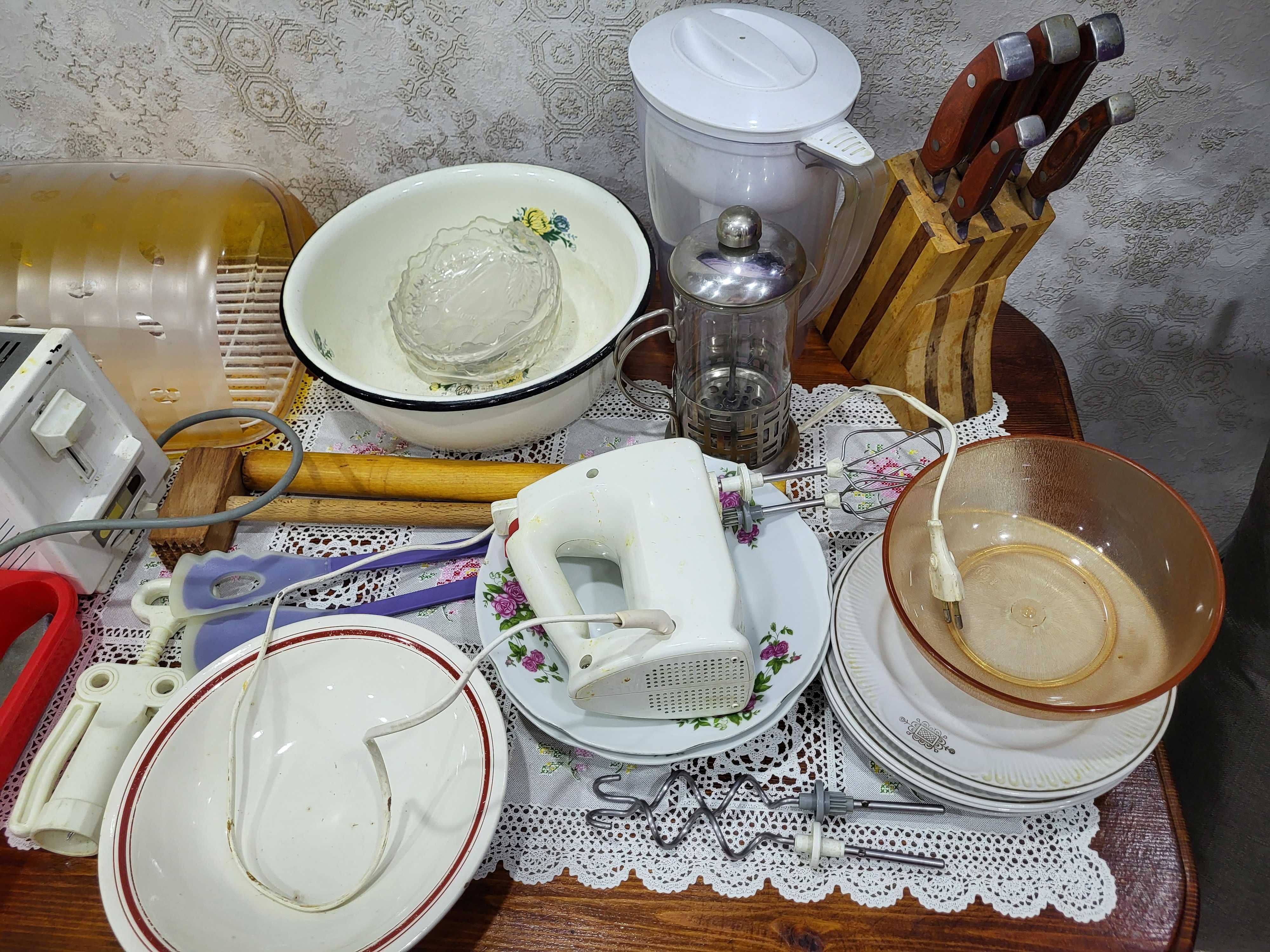 Кухонная утварь/ложки/вилки/тарелки/чашки/заварочный чайник/ножи