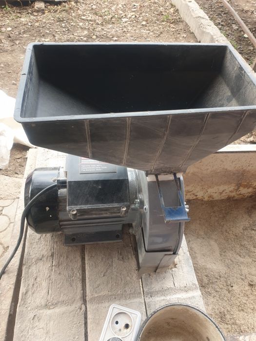 Зернодробилка 220 Вольт