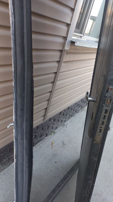 отдам недорого дверь железную