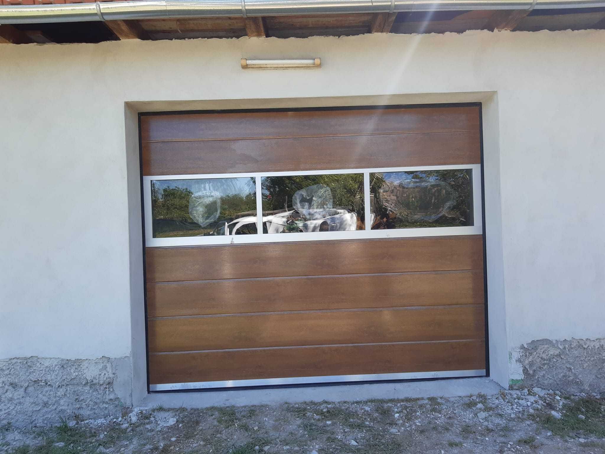 uși de garaj maro cu acces pietonal