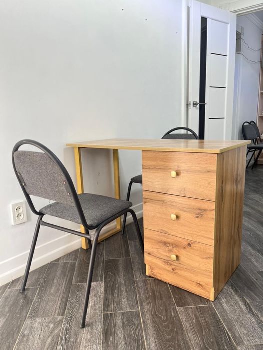 Стол маникюрный, кресло парикмахерское, стулья