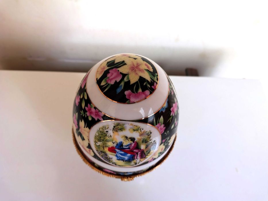 Красиво Порцеланово Яйце-Кутия за Бижута-Лимож