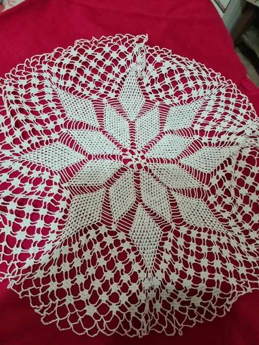 Mileuri vintige și fata masa rotunda din ata