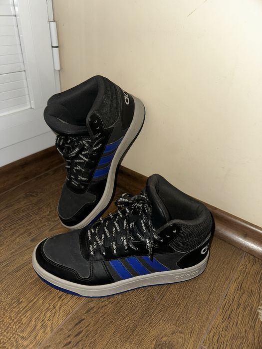 Обувки адидас 41 1/3 почти неизползвани