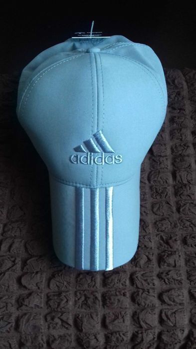 Различни цветове шапки с козирка на adidas