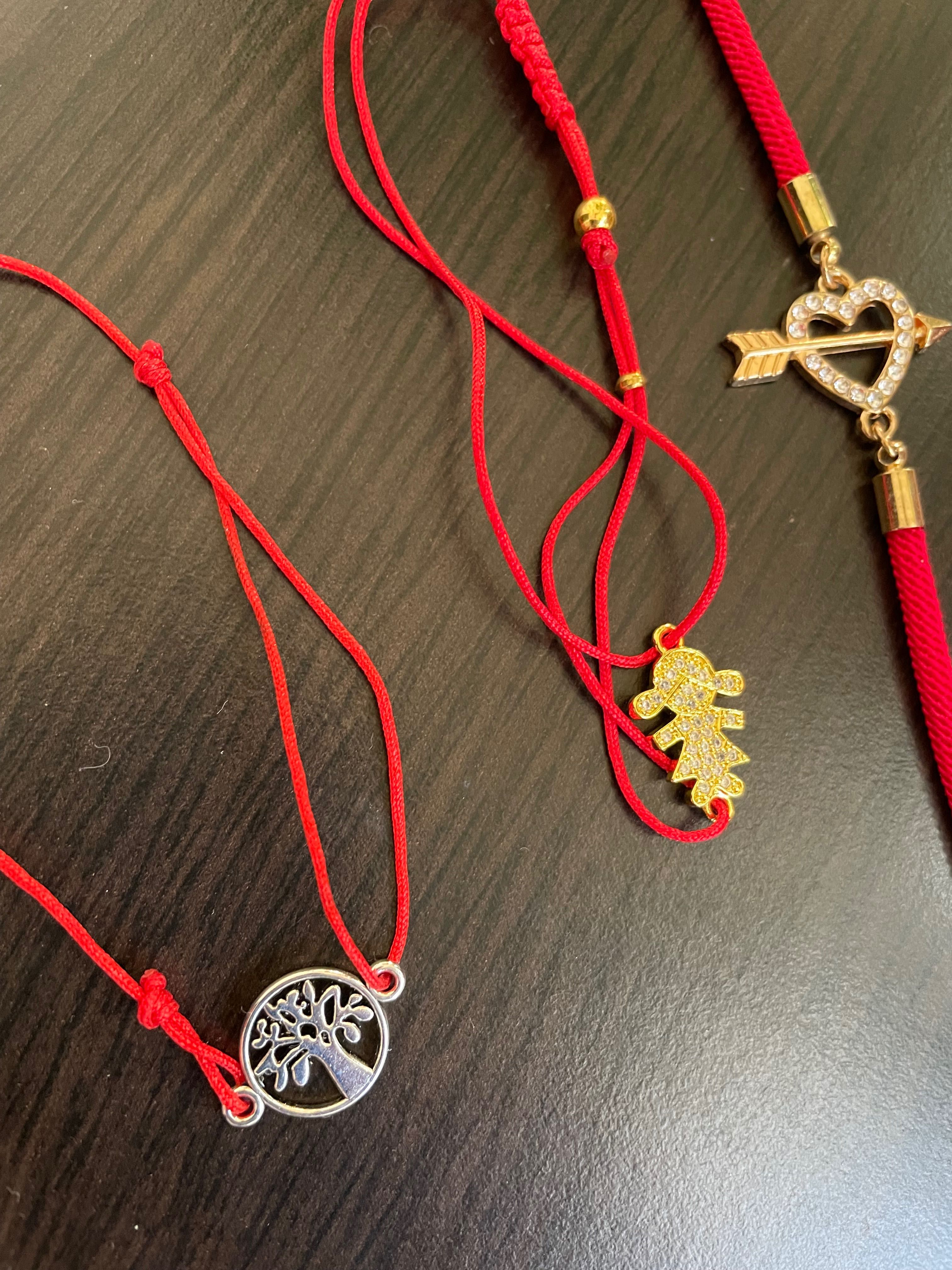 Trei brățări rosii cu auriu și model/ pandantiv inimioara, copil, pom