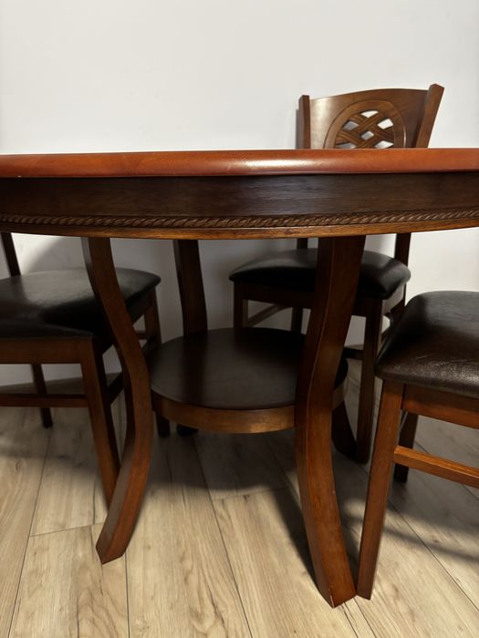 Masa cu 4 scaune din lemn masiv