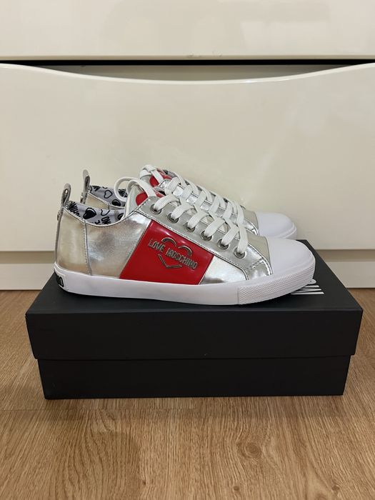 Чисто нови обувки Love Moschino