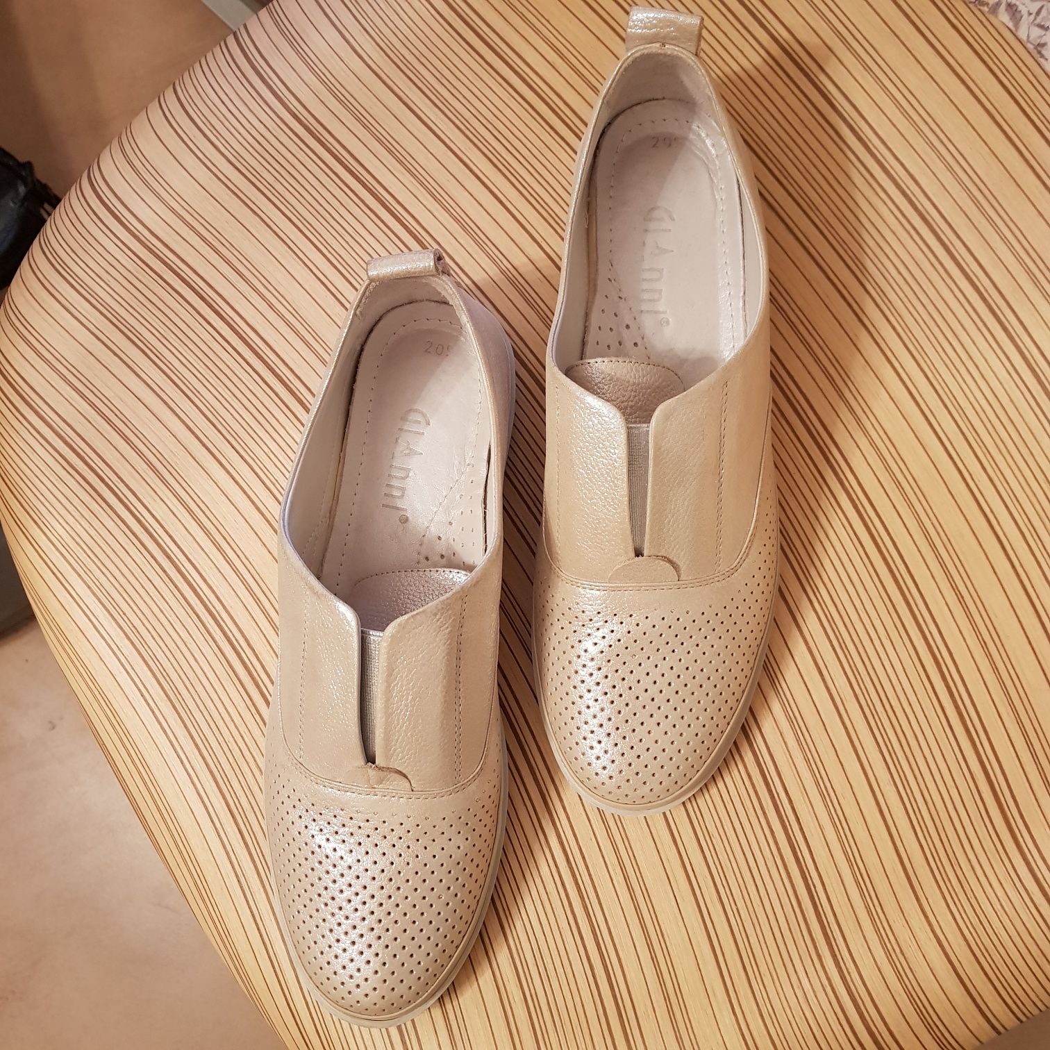 Елегантни , удобни дамски обувки за три сезона