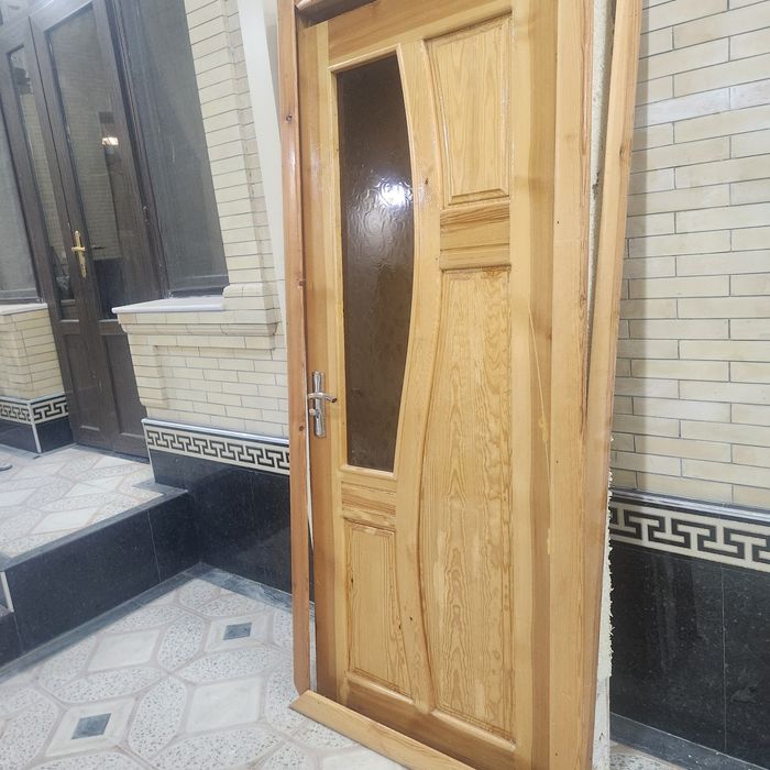 Дверь межкомнатная из орехового дерева.