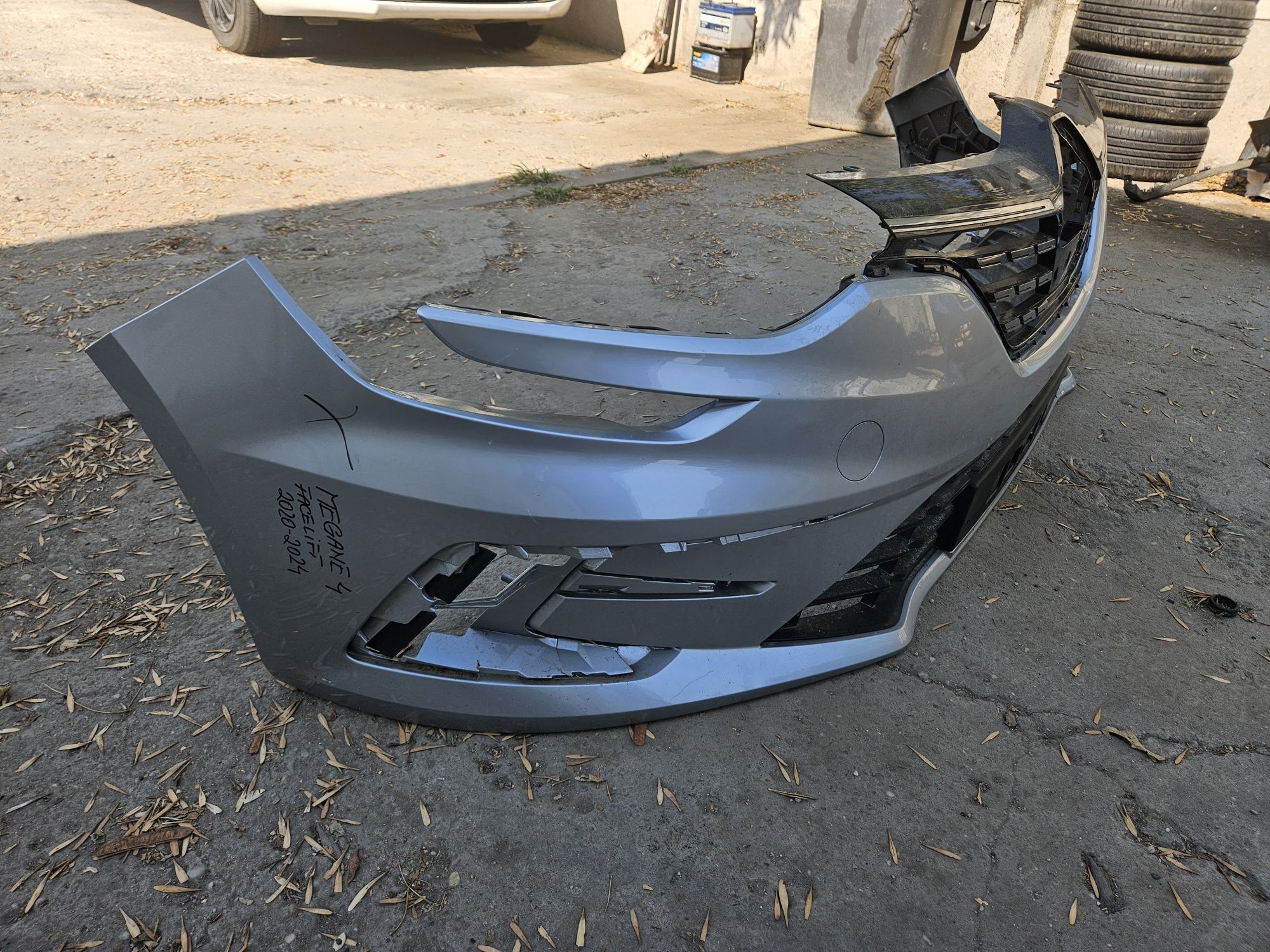 Bara fata Renault megane 4  facelift  după 2020