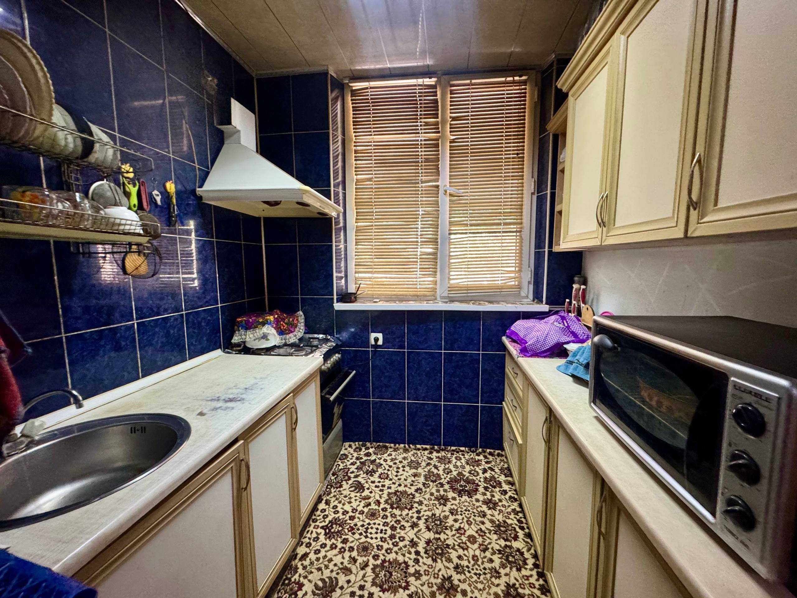Buxoroda kvartira sotiladi 4 xonali 100m2 1-qavat.