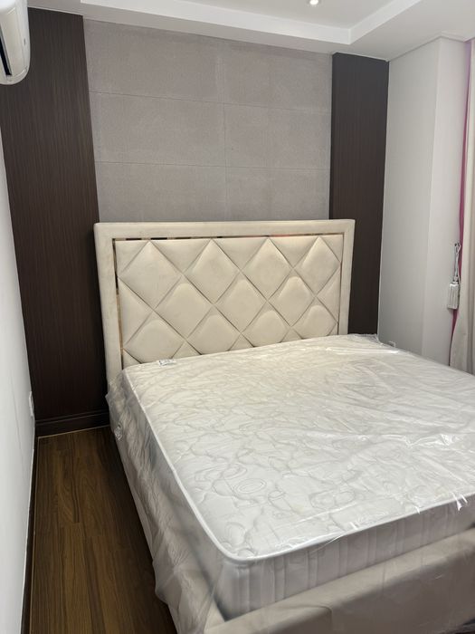 Срочно продам двуспальную кровать с матрасом