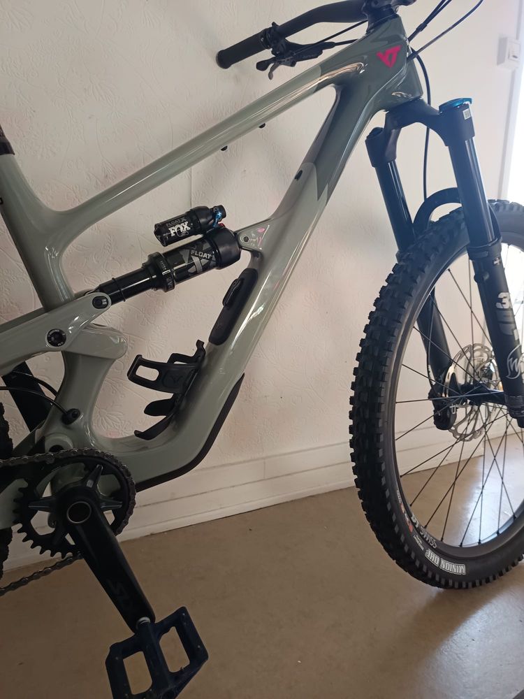 Bicicleta carbon full suspensie