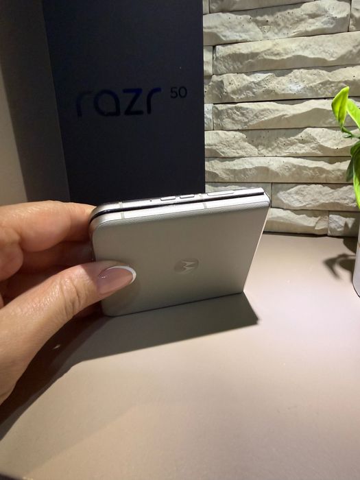 Motorola razr50, 256 GB, неразличима от нова.