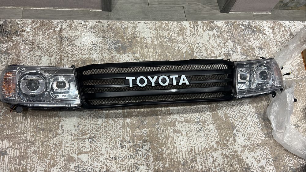 Фары линзовые в компоекте с решеткой для Toyota Land Cruiser 100