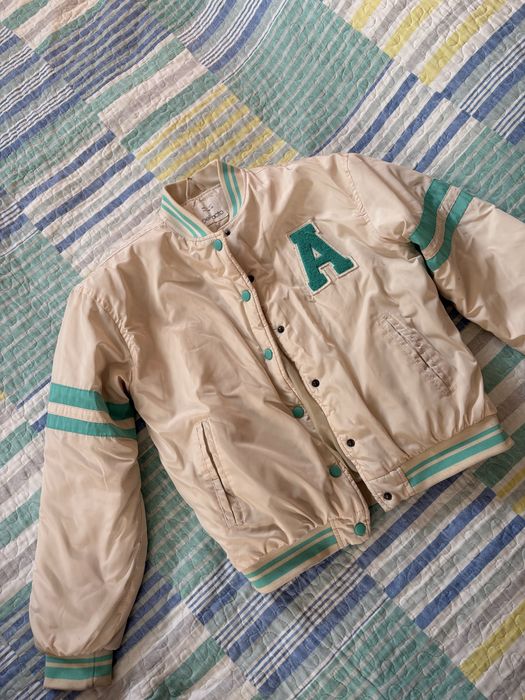 Куртка на девочку,в отличном состоянии.Размер 11-12 лет.