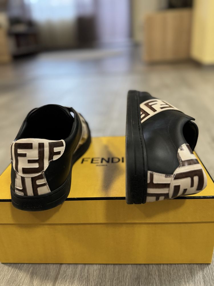 Като нови, кецове на “Fendi”39,5,черен цвят,с плик, сертификат и кутия
