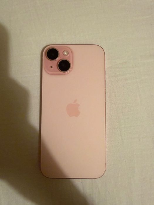 телефон iPhone 15 розов