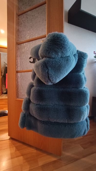 Продаю меховую жилетку на девочку, очень теплая, в отличном состоянии