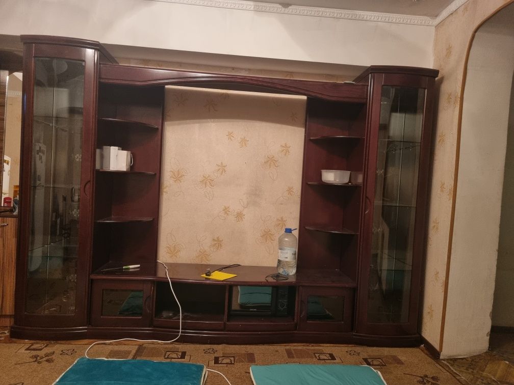 Продаётся срочно стенка под телевизор