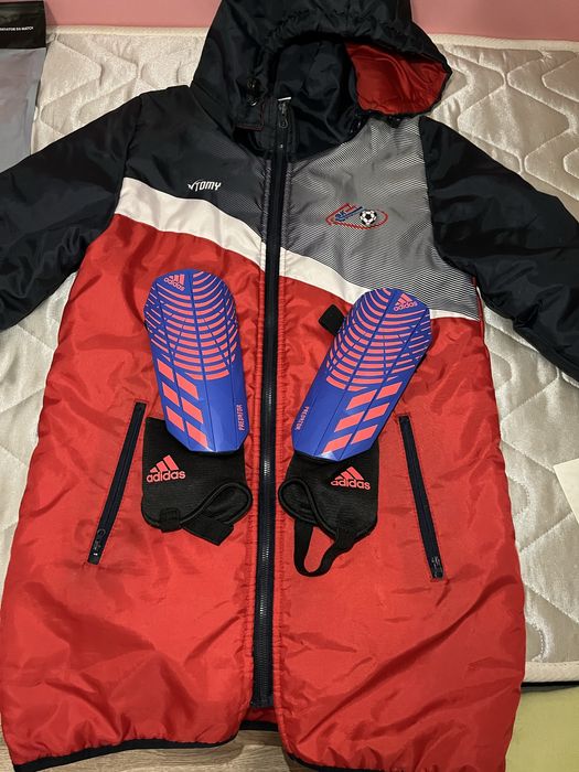 Футболна шуба  много запазена има леко изцапано две точки от мастило