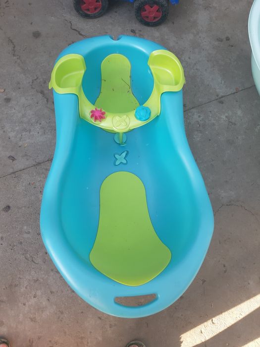 Ванночки,одна плотная с сиденьем,вторая потоньше.