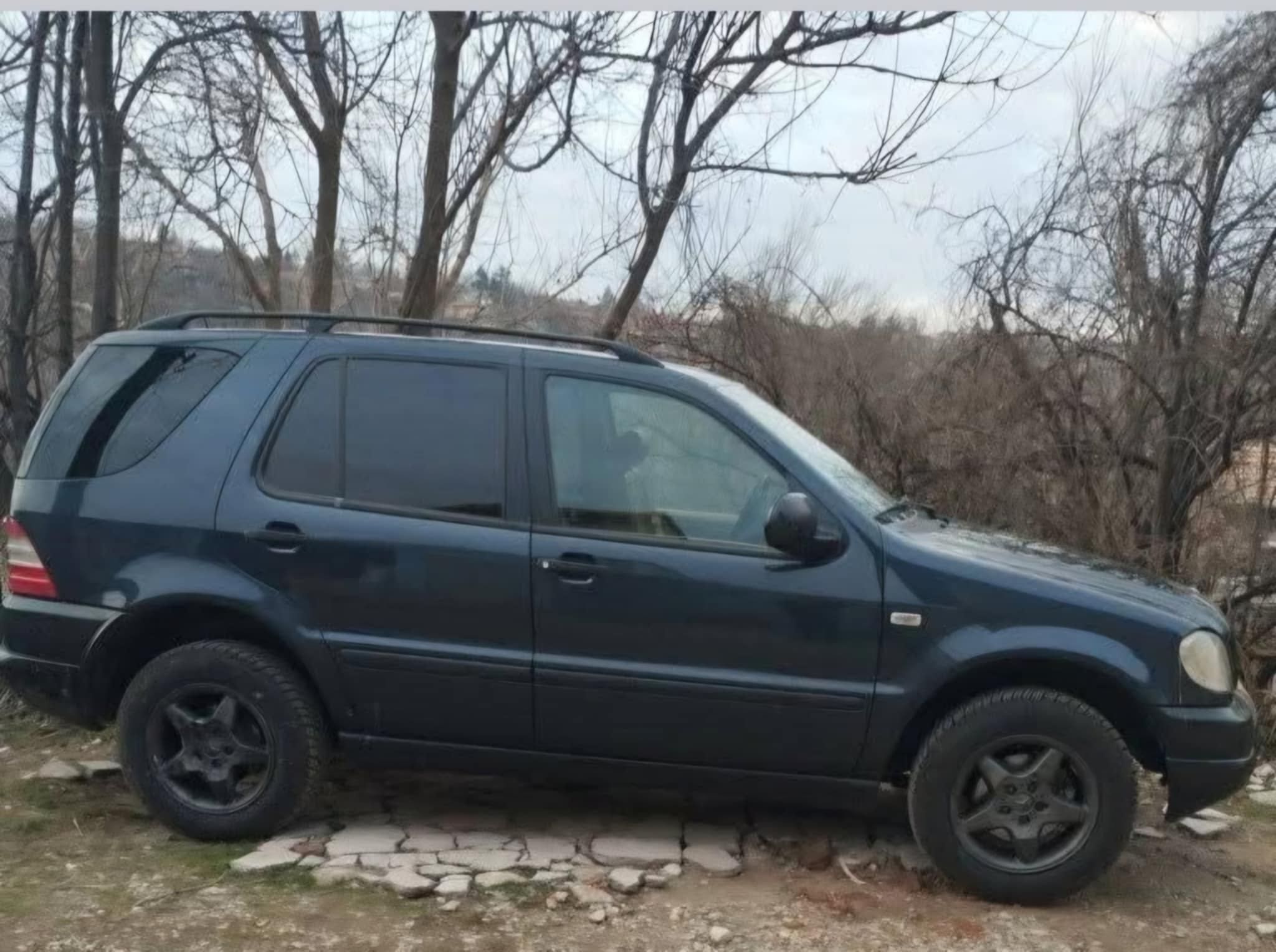 Mercedes ML 230.