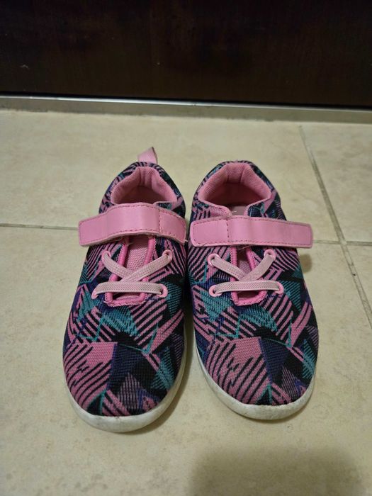 Продавам 3 цифта детски обувки