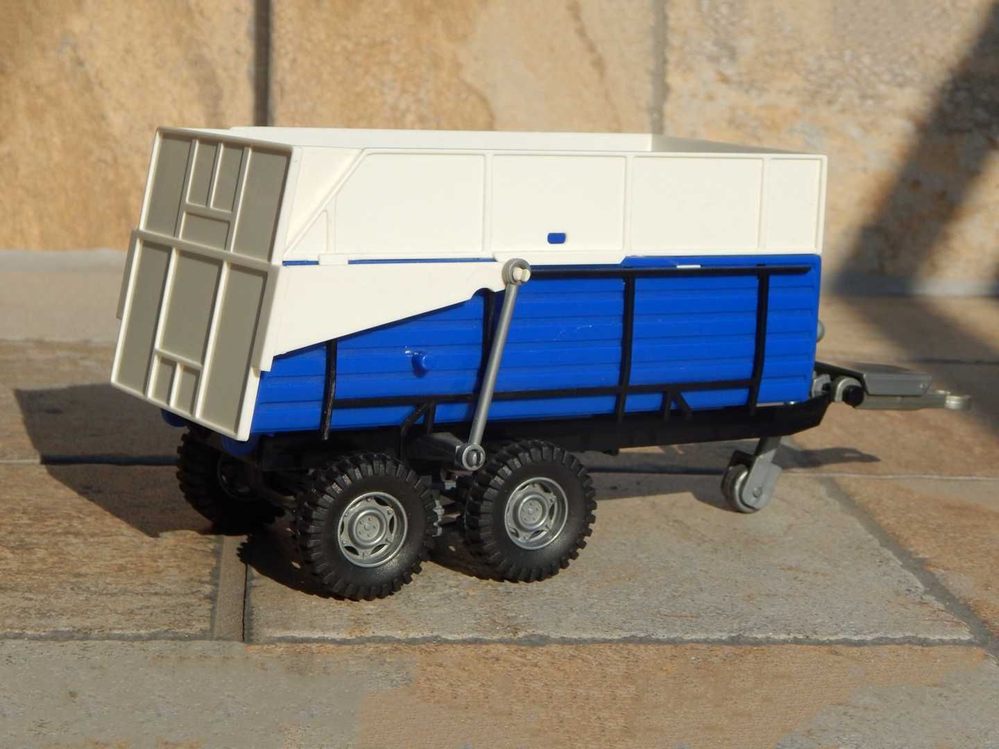 Macheta trailer semiremorca agricola cu bena din plastic sc 1:24