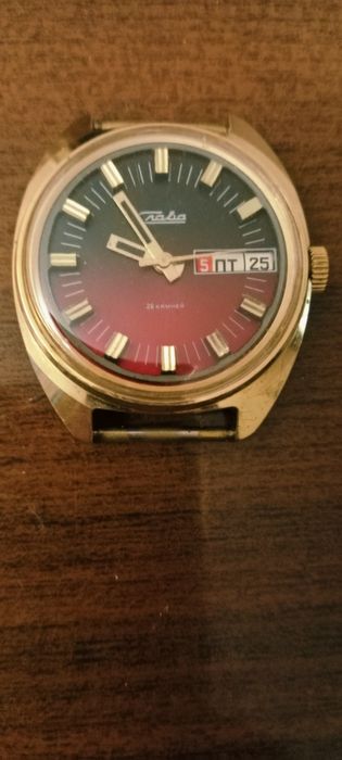 Часы "Слава" позолоченные, в отличном состоянии, на ходу.