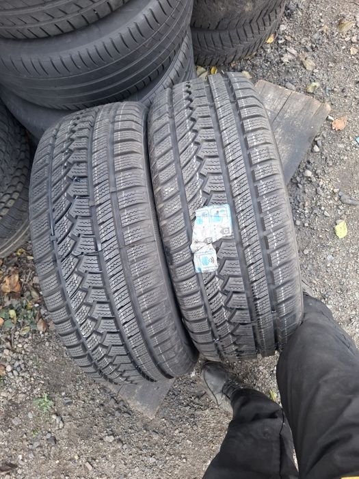 Vand 2 anvelope 215 55 17 noi de iarna