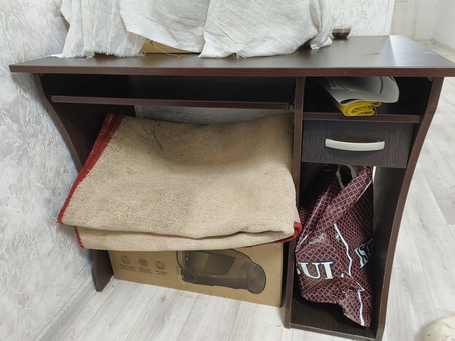 Продам компьютерный стол в отличном состоянии.