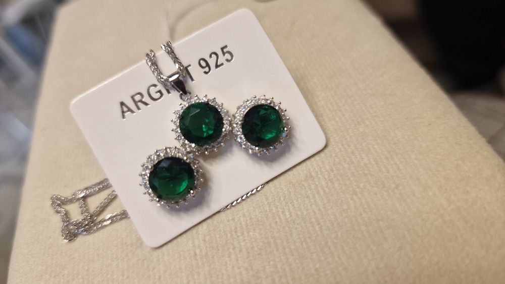 Set argint cercei si lant cu medalion si cristale verde smarald