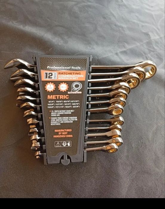 Set de 12 chei combinate cu clichet. 6-22