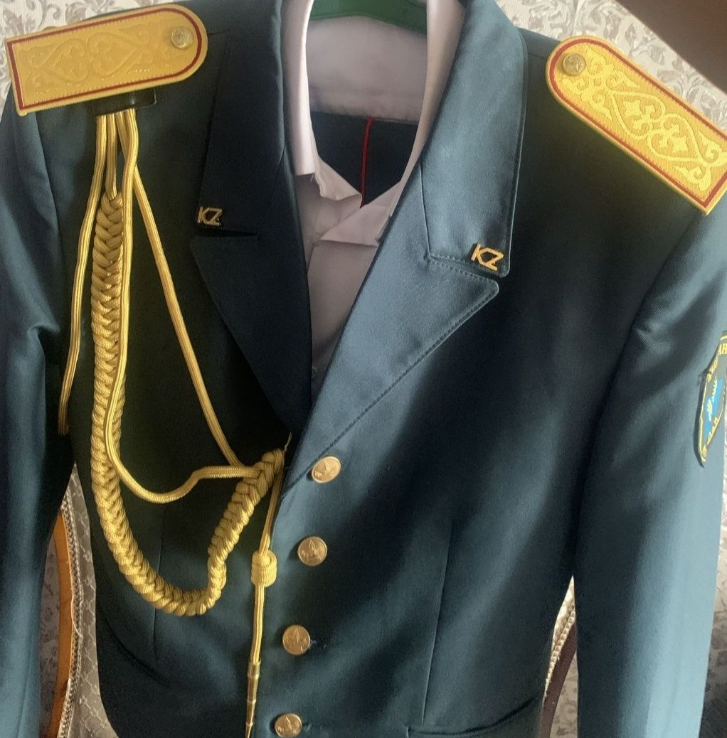 На продаже парадная форма