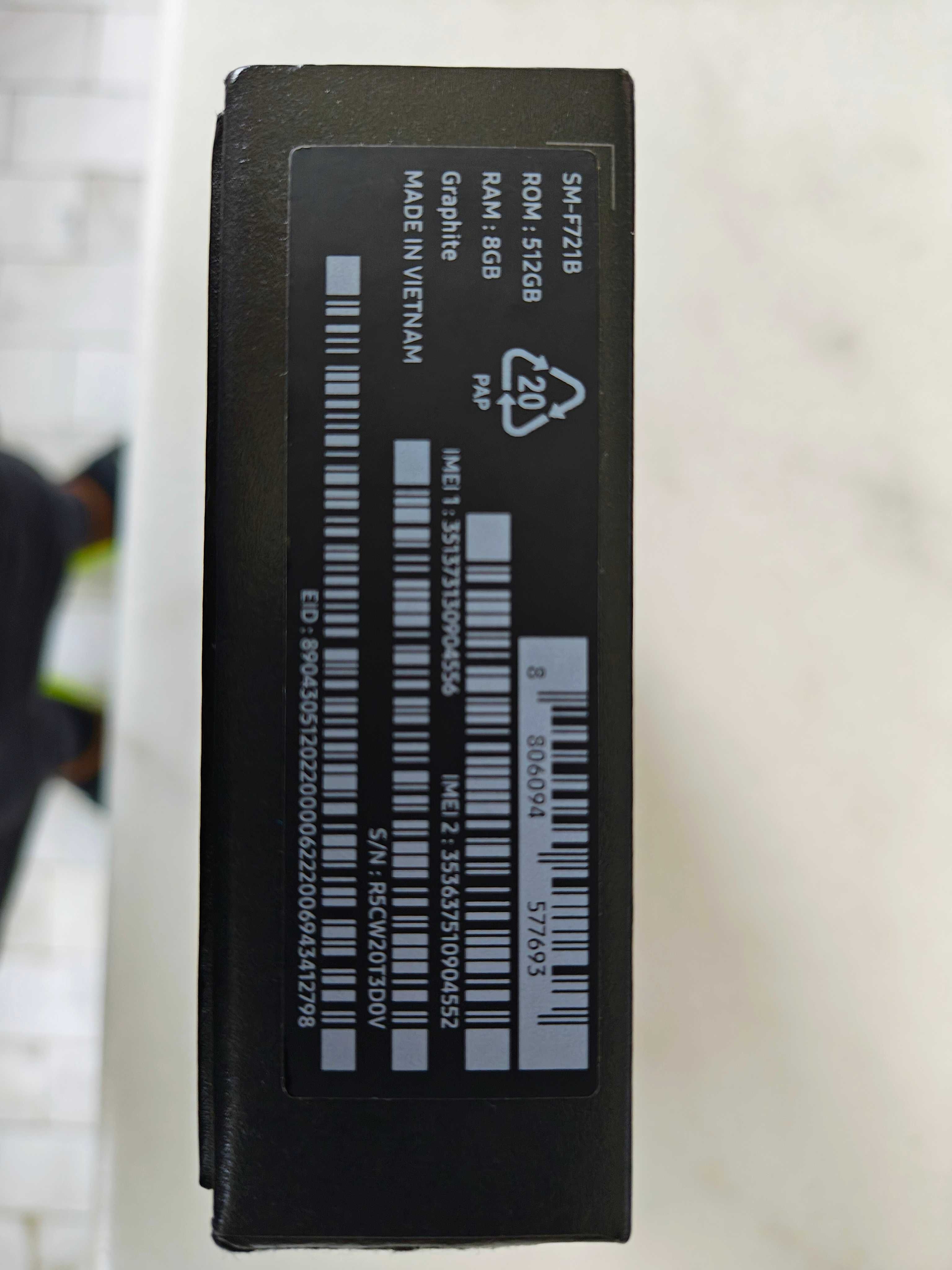Продавам смартфон Samsung Galaxy Flip4