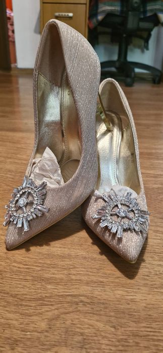 Pantofi eleganti aurii