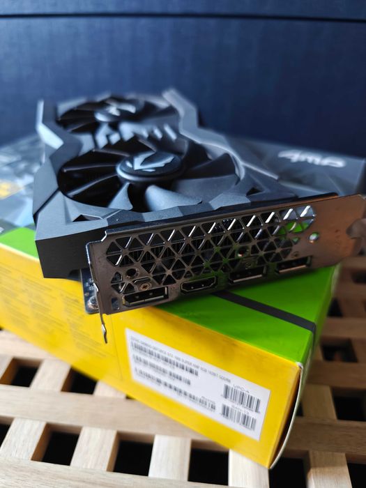 Продавам видеокарта Zotac RTX 1660 Super AMP