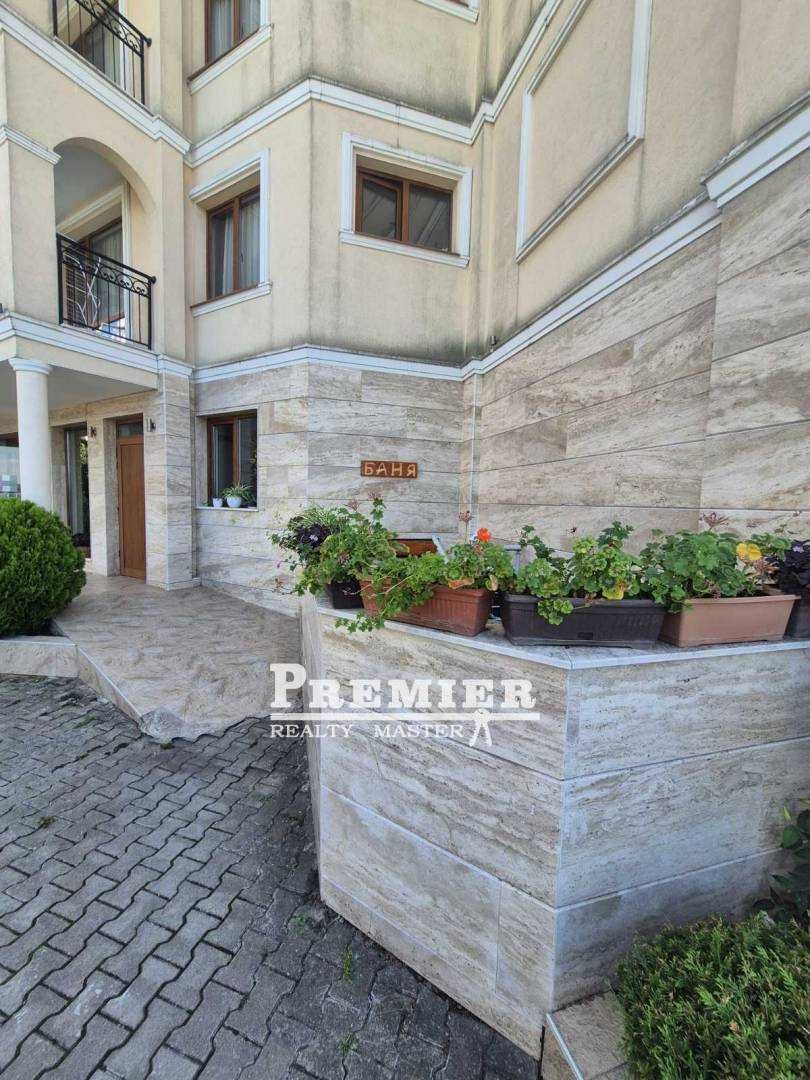 Продава се тристаен апартамент  в курорта Слънчев бряг.