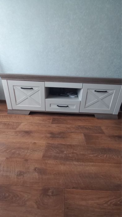 Продам тумбу под телевизор в идеальном состоянии.
